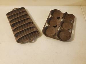 lot 188 image: Vintage Cast Iron Corn Tray And Muffin Pan No. 8