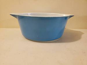 lot 190 image: Vintage Blue Pyrex 2.5 QT Casserole Dish