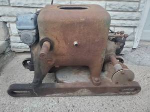 lot 212 image: Old International Harvester Tractor Engine
