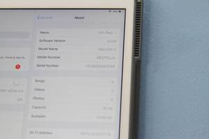 Apple iPad Mini 2 Retina  WiFi 16GB 7.9 Computer Tablet Model ME279LLA w Logitech Keyboard Case