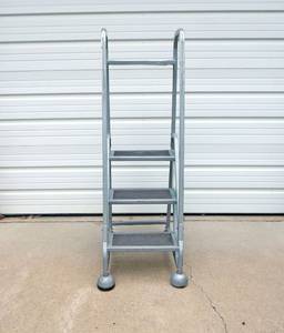 lot 23 image: Metal 3 Step Lightweight Rolling Platform Ladder