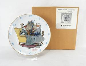 lot 26 image: Hoyle Products Gaily Sharing Vintage Times Norman Rockwell Plate Clock