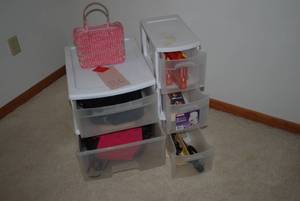 Plastic storage drawers with heatin...