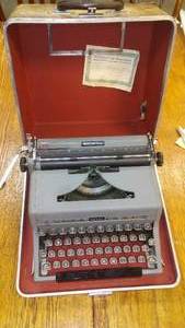 Vintage Quiet Deluxe Glass Key Typewriter with case