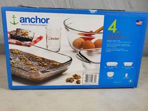 New Anchor Hocking 4 Piece Bake Set