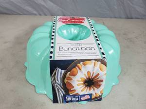 New Nordic Ware 12 Cup Bundt Pan