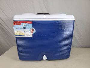New Rubbermaid 45 Quart Telescoping Handle Cooler on Wheels