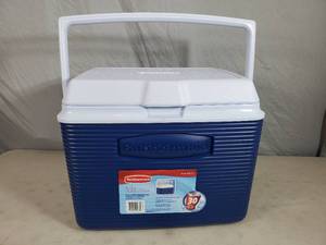 New Rubbermaid 24 Qt 30 Can Cooler