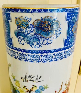 lot 31 image: Beautiful Asian Inspired Vase