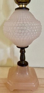 lot 115 image: Vintage Pretty Petite Pink Houze Hobnail Lamp