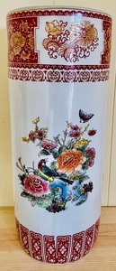 lot 121 image: Amazing Asian Inspired Vase
