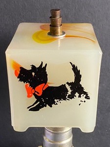 lot 127 image: Vintage Art Deco Scotty Dog Houze Cube Lamp