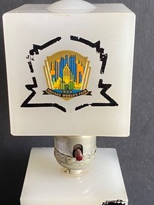 lot 106 image: Houze Cube Worlds Fair- Century of Progress Lamp - RARE