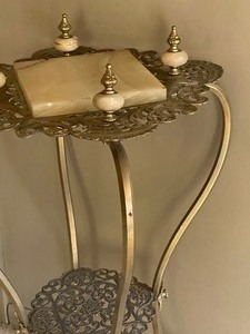 lot 66 image: Victorian Onyx Top Table Lamp