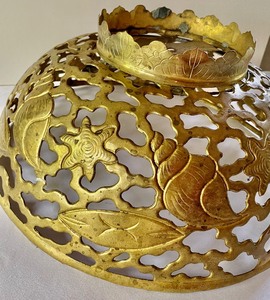 lot 149 image: Amazing Brass Seashell Themed Lamp Shade