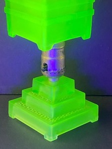 lot 165 image: Amazing Houze Step Art Deco Cube Lamp in Uranium Glass