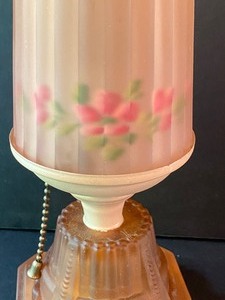 lot 184 image: Charming Vintage Houze Glass Boudoir Lamp