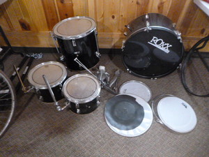 lot 10 image: Roxx Drum Set