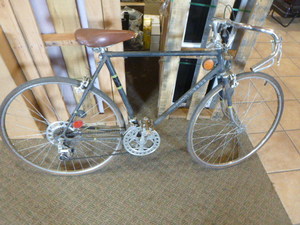 lot 23 image: John Deere Mens Racing Bicycle