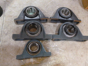lot 47 image: 5 Pillow Block Bearings