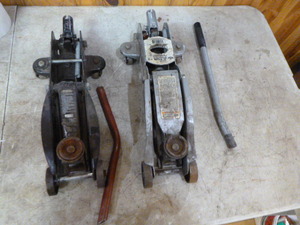 lot 49 image: 2 Hydraulic Floor Jacks