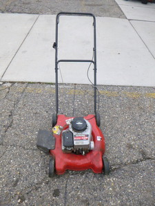 lot 61 image: Yard Machine Push Lawn Mower