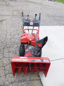 lot 62 image: Troy-Bilt Storm 8526 Snowblower