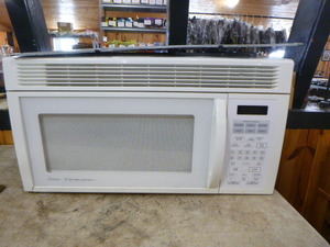 lot 81 image: Amana Radarange Microwave Oven