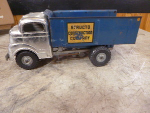 lot 88 image: Vintage Structo Construction Company Dump Truck