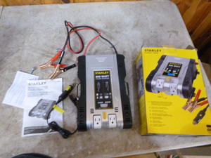 lot 97 image: Stanley 800 Watt Power Inverter