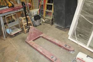 lot 5 image: Northern Industrial Tools Pallet Jack