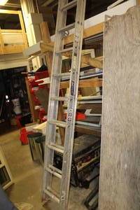 lot 10 image: Louisville L-2324-20 20 Aluminum Extension Ladder