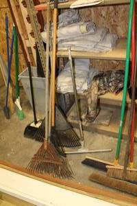 lot 55 image: Lot of (5) Hand Tools - (3) Metal Rakes, (1) Plastic Rake, (1) Flooor Squeegee