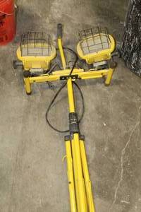 lot 67 image: Work Force Dual Lamp Shop Worklight with Tripod Stand