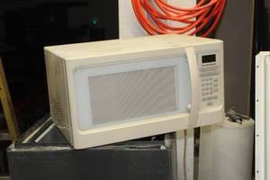 lot 82 image: Hamilton Beach Household Microwave Oven