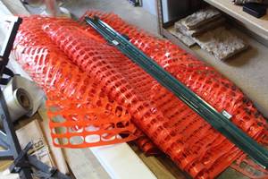 lot 116 image: Stack of Plastic Fencing with (4) 6 Metal Posts