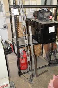 lot 85 image: Lot of (3) Hand Tools - 6 Bar Level, 4 T-Square, 2 T-Square