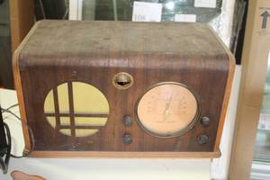 lot 128 image: Vintage Setchel Carlson Radio