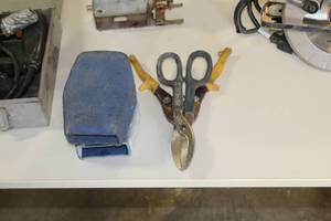 lot 132 image: Hand Tools - (1 Pair) Ladder Protectors, (2) Tin Snips