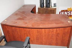lot 136 image: Wood L-Shape Office Desk