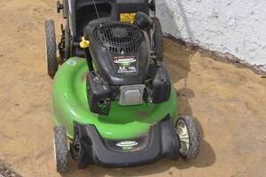 lot 4 image: Lawn Boy Push Mower with grass bag