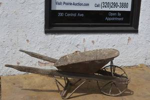lot 7 image: Old wheel barrow with metal wheel
