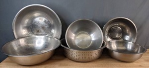 lot 151 image: Assortment of 5 Stainless Steel Bowls and 1 Stainless Steel Colander - X