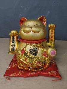 lot 206 image: Adorable Asian Fortune Cat (Maneki-neko) - X