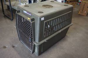lot 173 image: Large Dog Crate