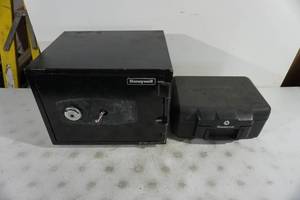lot 92 image: Honeywell Safe, Sentry Safe Lock Box - For Repair