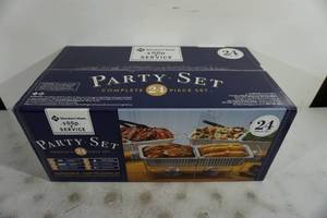 lot 142 image: NEW Members Mark 24 Piece Party Food Service Set