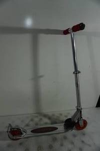 lot 149 image: Razor Folding Push Scooter