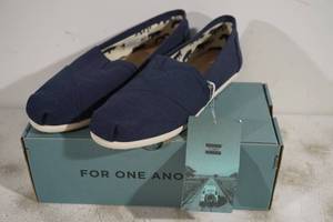 lot 162 image: NEW Toms Classic Navy Canvas Shoes - Womens 7.5