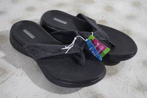 lot 30 image: NEW Skechers Goga Mat Memory Foam Sandals - Womens 7